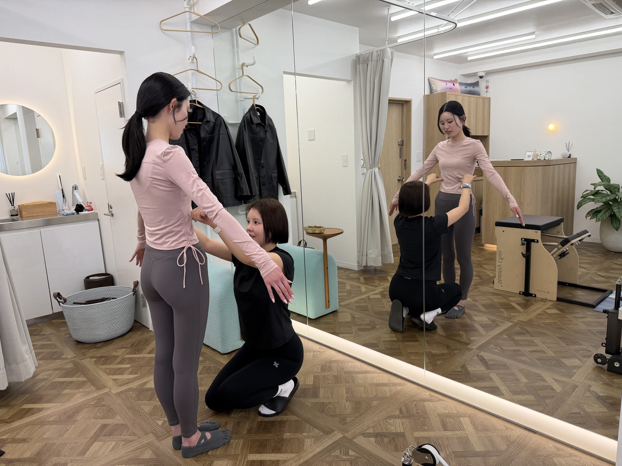 鏡の前で姿勢バランスを確認する様子
