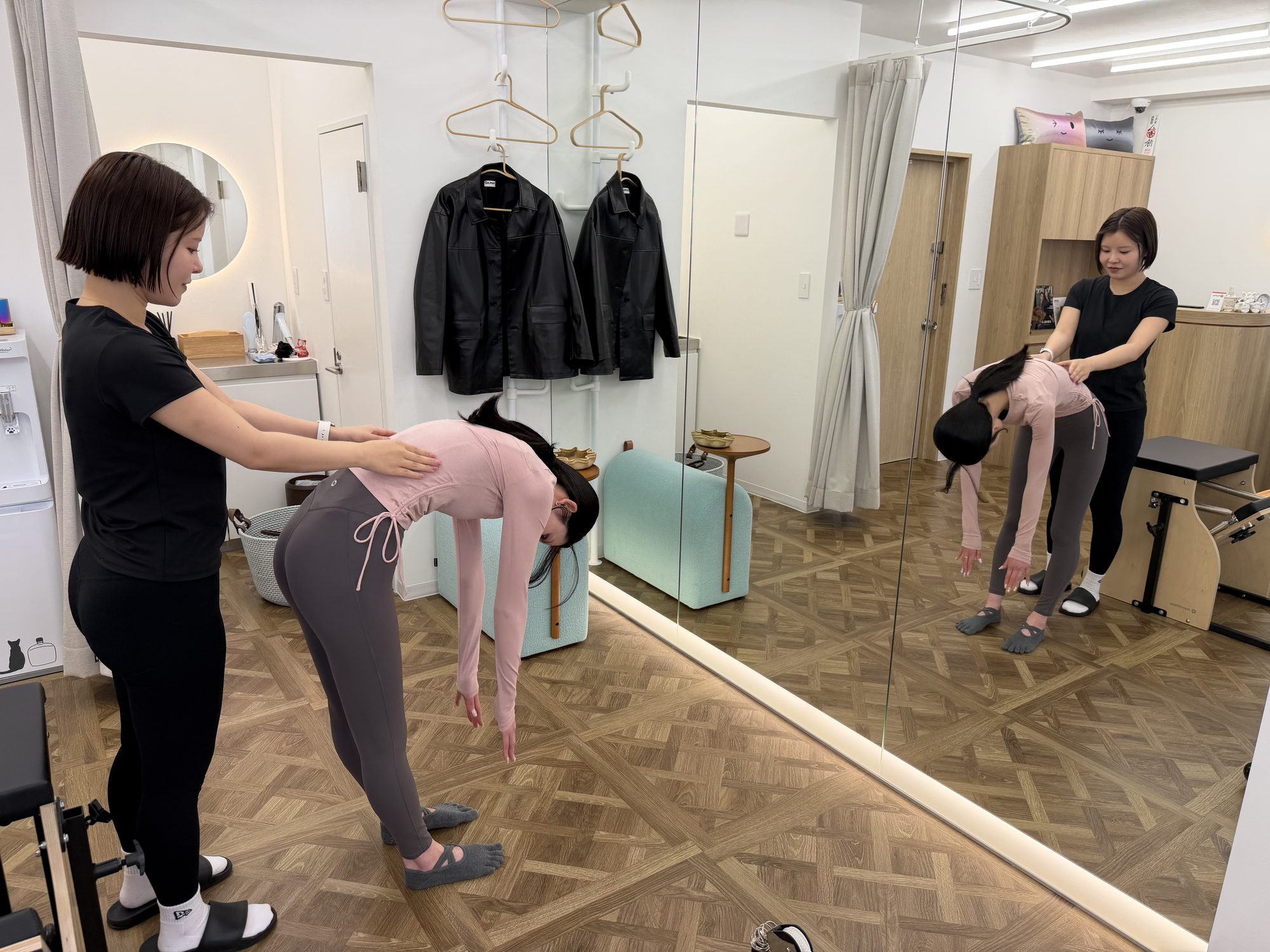 前屈しながら身体の動きや使い方を確認する様子