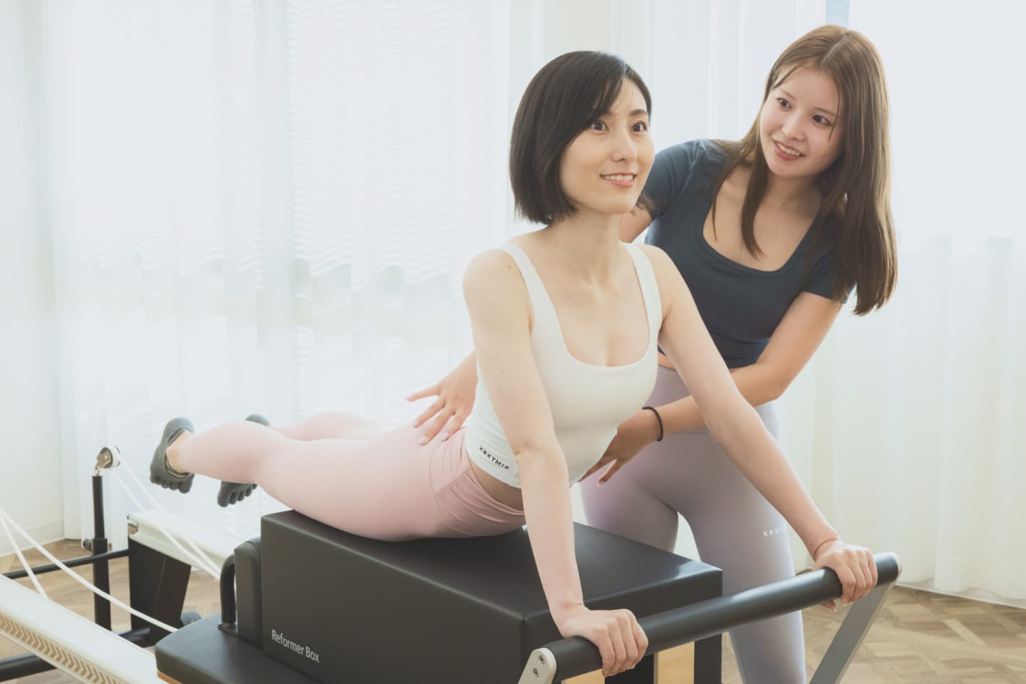 完全個室でマシンピラティスのレッスンを行う様子