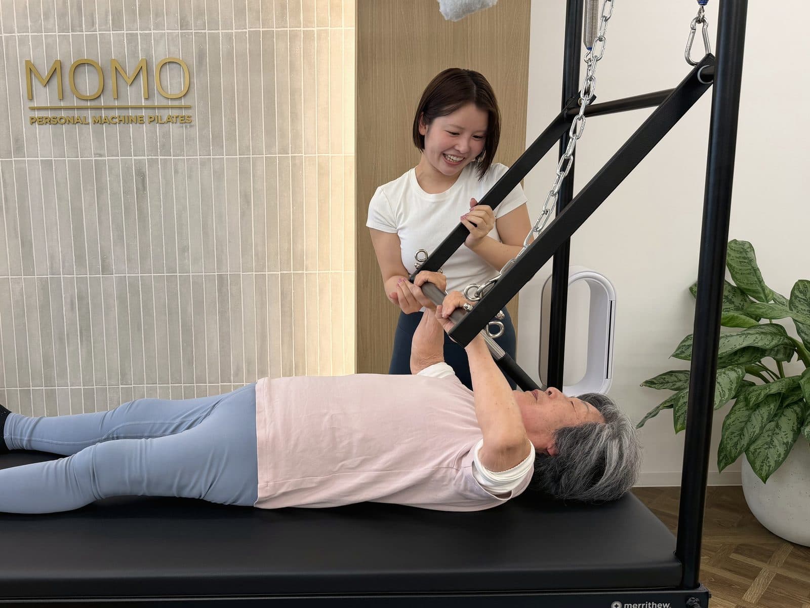 MOMOのスタジオで、インストラクターがお客様のセッションに寄り添う様子